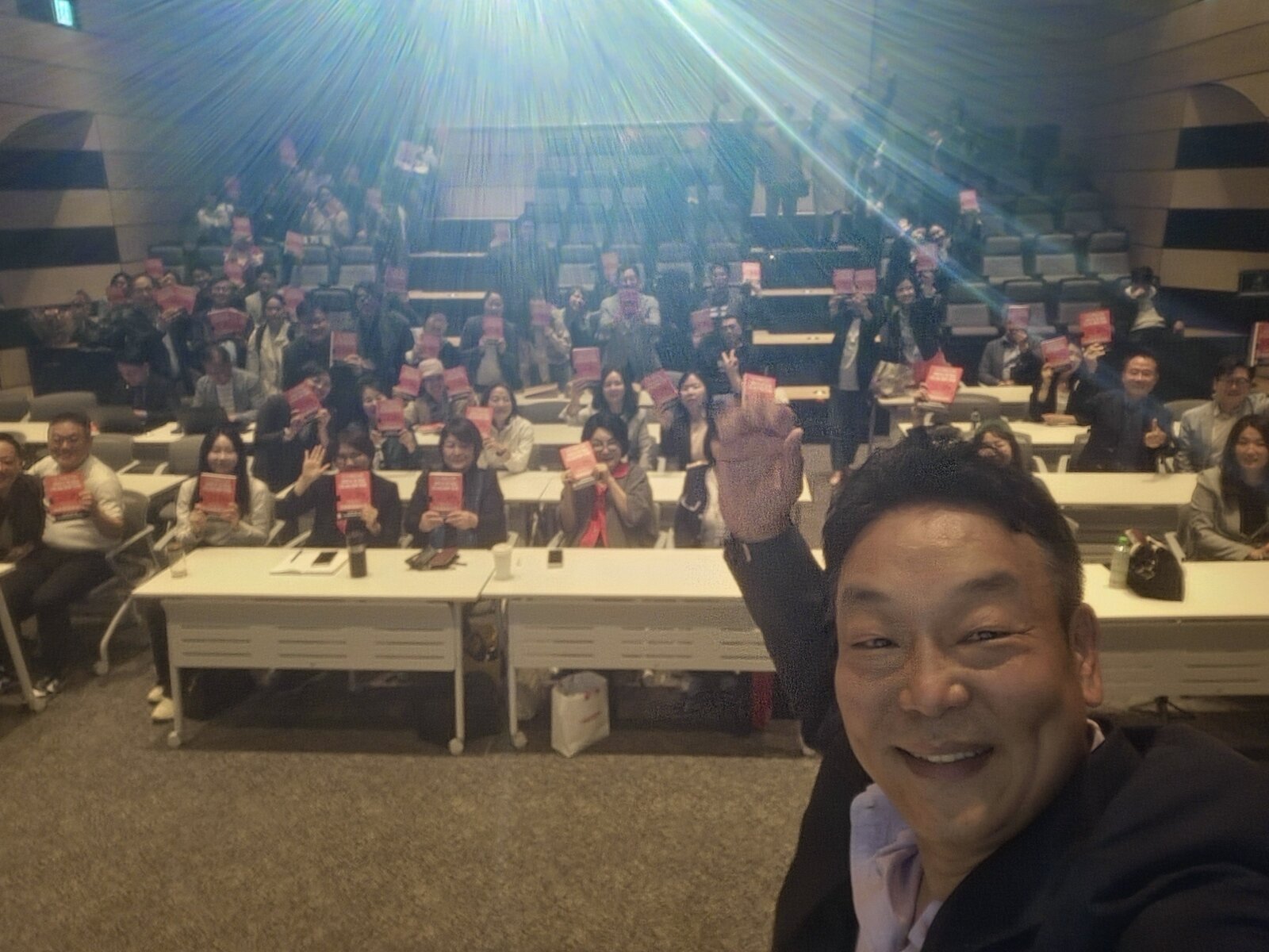 북콘서트 단체 셀카 — 책을 들고 함께한 순간